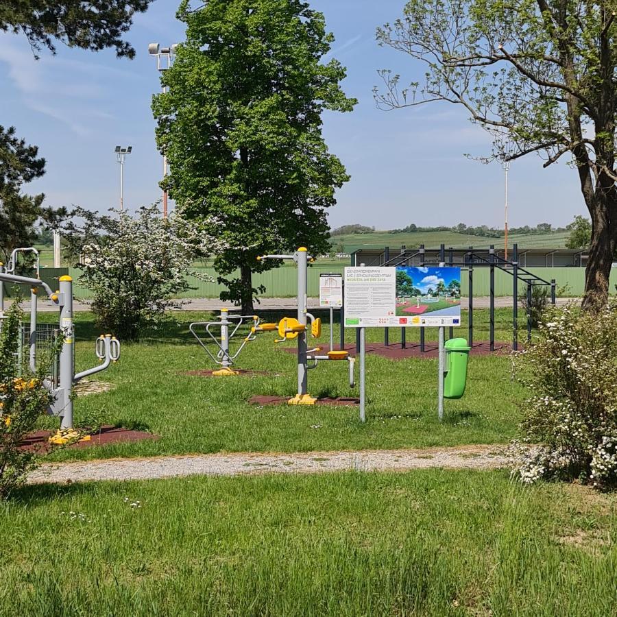 Louise'S Camper Hotel Neusiedl an der Zaya Екстериор снимка